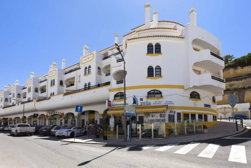 Spacious Two Bedroom Apt, 200M From The Beach Carvoeiro  Exterior foto