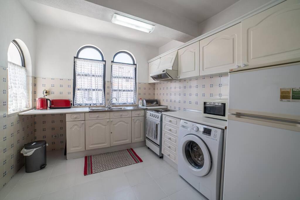 Spacious Two Bedroom Apt, 200M From The Beach Carvoeiro  Exterior foto