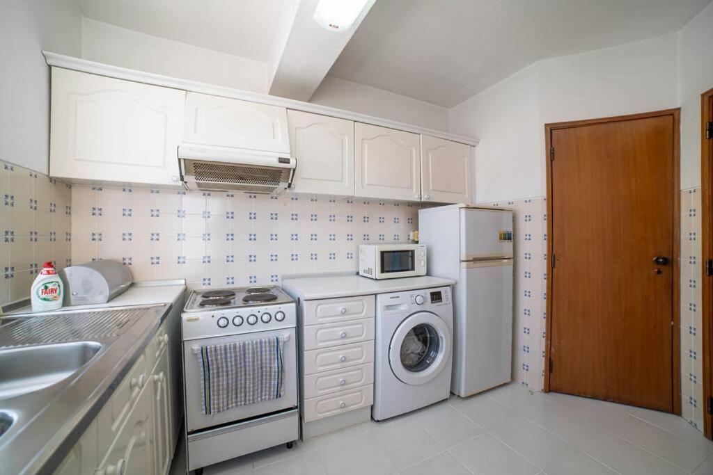 Spacious Two Bedroom Apt, 200M From The Beach Carvoeiro  Exterior foto
