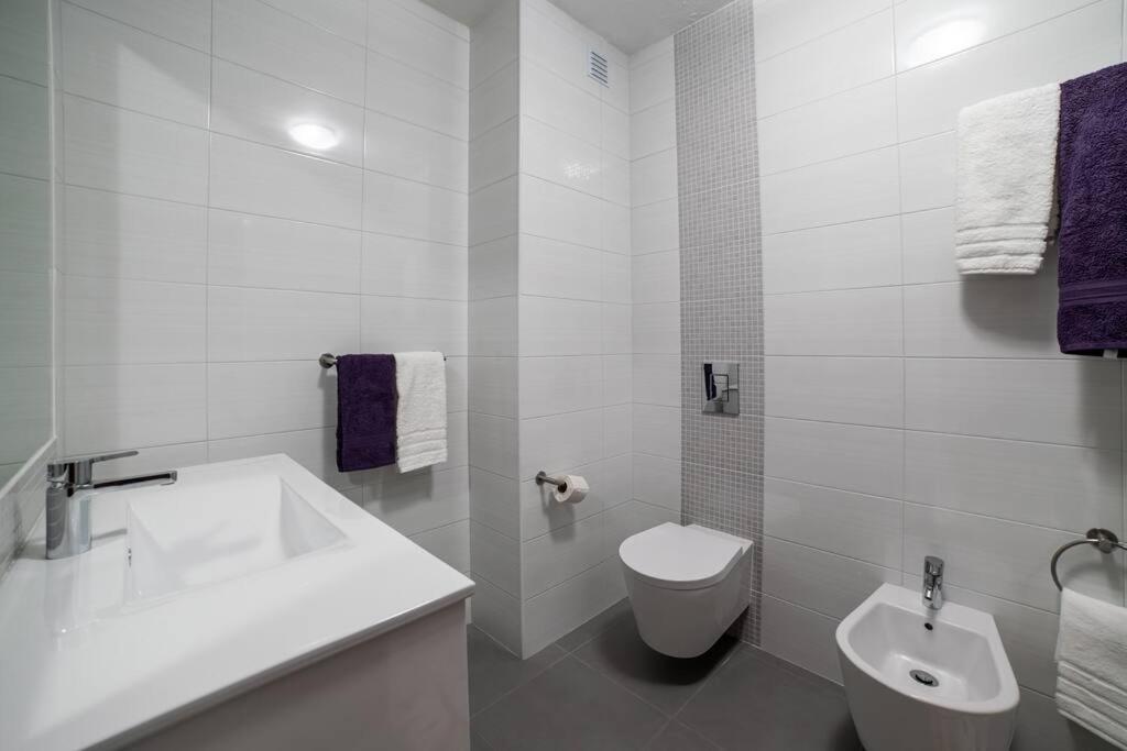 Spacious Two Bedroom Apt, 200M From The Beach Carvoeiro  Exterior foto