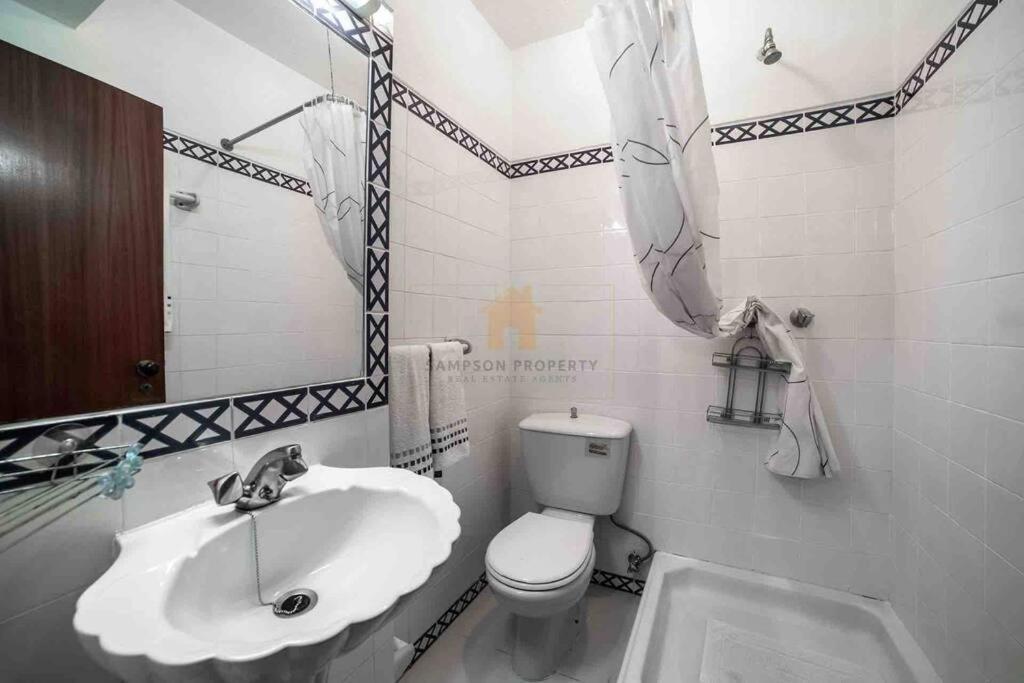 Spacious Two Bedroom Apt, 200M From The Beach Carvoeiro  Exterior foto