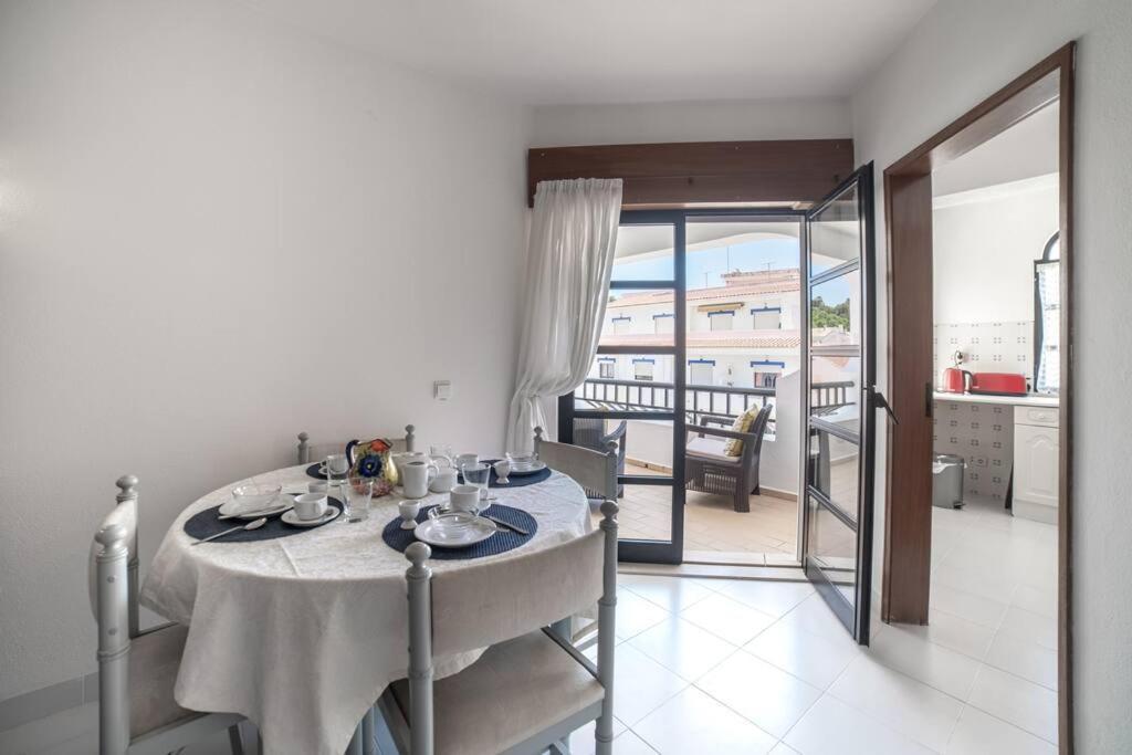 Spacious Two Bedroom Apt, 200M From The Beach Carvoeiro  Exterior foto