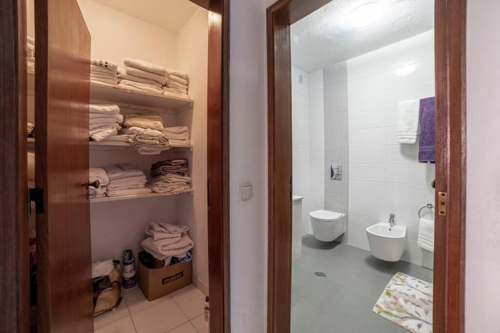 Spacious Two Bedroom Apt, 200M From The Beach Carvoeiro  Exterior foto