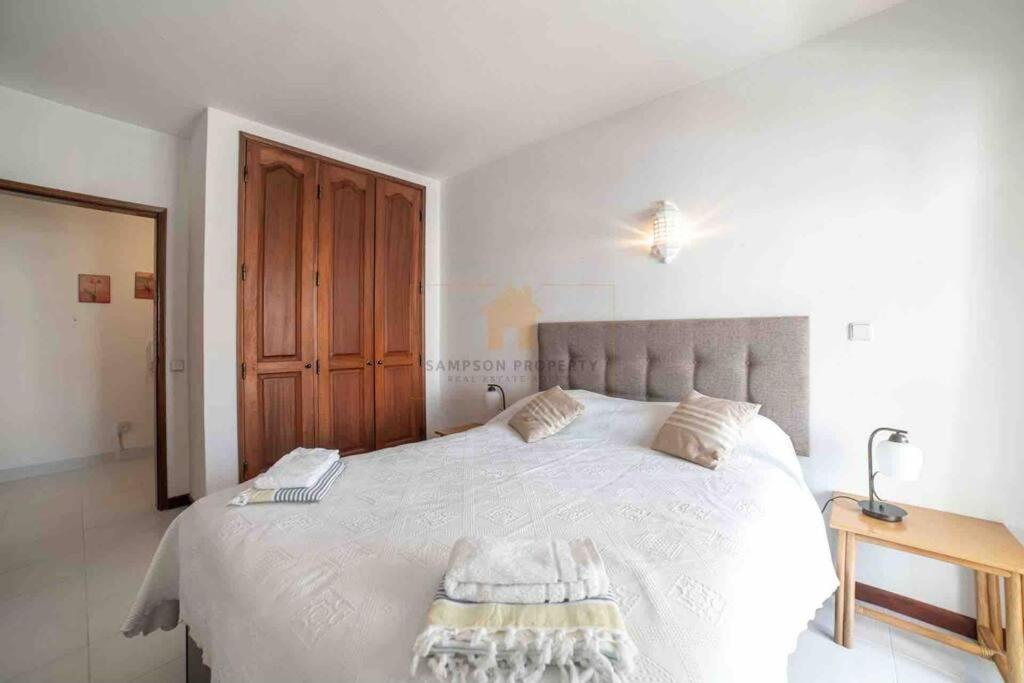 Spacious Two Bedroom Apt, 200M From The Beach Carvoeiro  Exterior foto