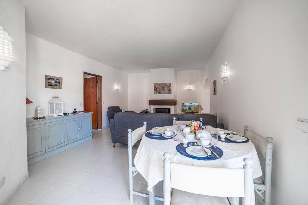 Spacious Two Bedroom Apt, 200M From The Beach Carvoeiro  Exterior foto
